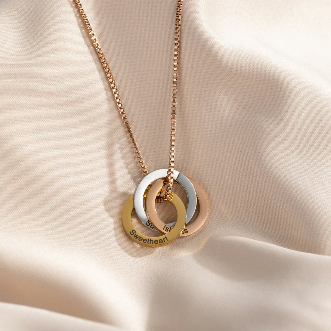 Personalised interlocking rings necklace with engraved names – meaningful gift for her or mum