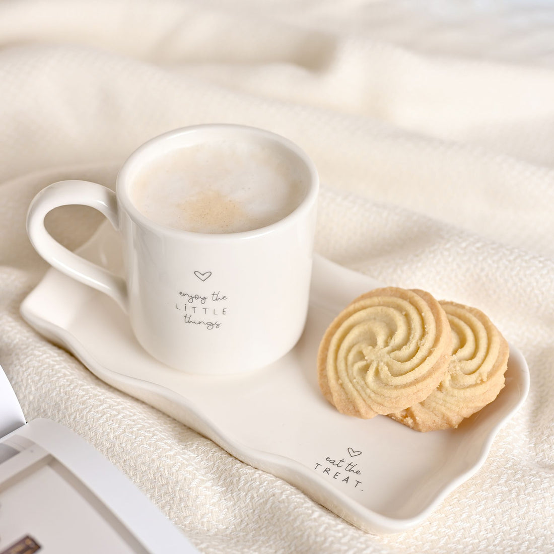 Ceramic mug and plate gift set with “Enjoy the little things” and “Eat the treat” text — minimalist white design, perfect gift idea.