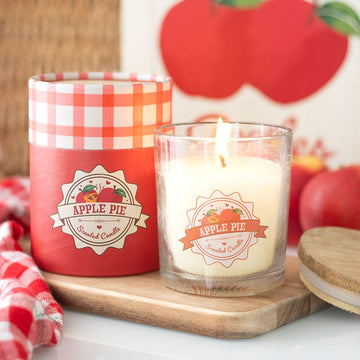 Apple Pie scented candle in glass jar with red gingham gift box – warm and comforting home fragrance.