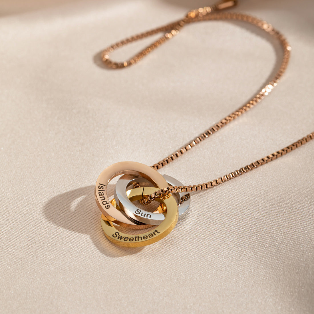 Personalised interlocking rings necklace with engraved names – meaningful gift for her or mum