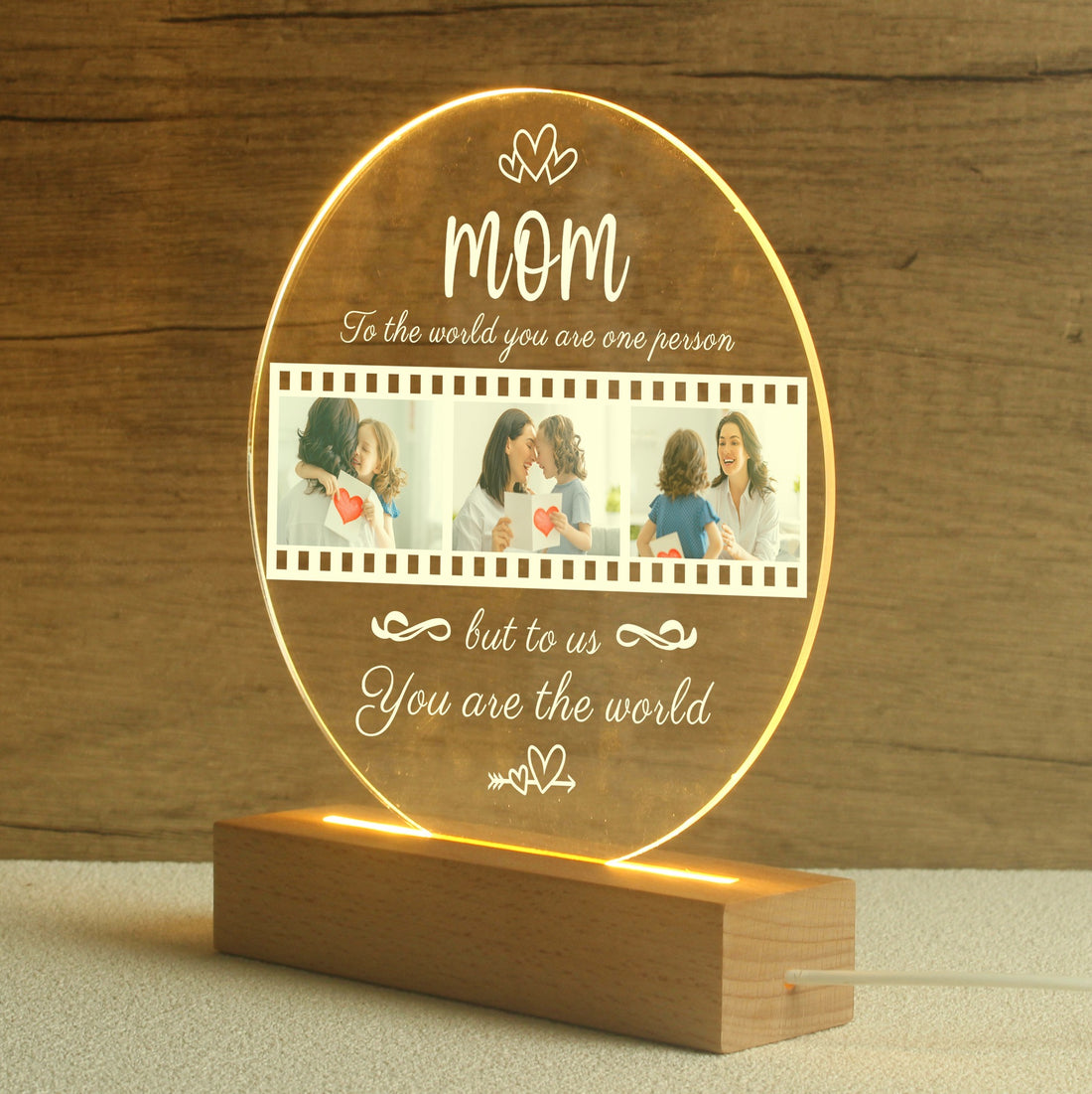 Personalised LED night light with engraved names on a wooden base – a thoughtful gift for mothers, families or baby celebrations.